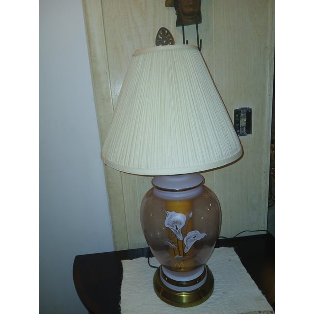 1970s Hollywood Regency Brass and Pink Glass Ginger Jar Table Lamp With Handpainted Calla Lily For Sale In Naples, FL - Image 6 of 12
