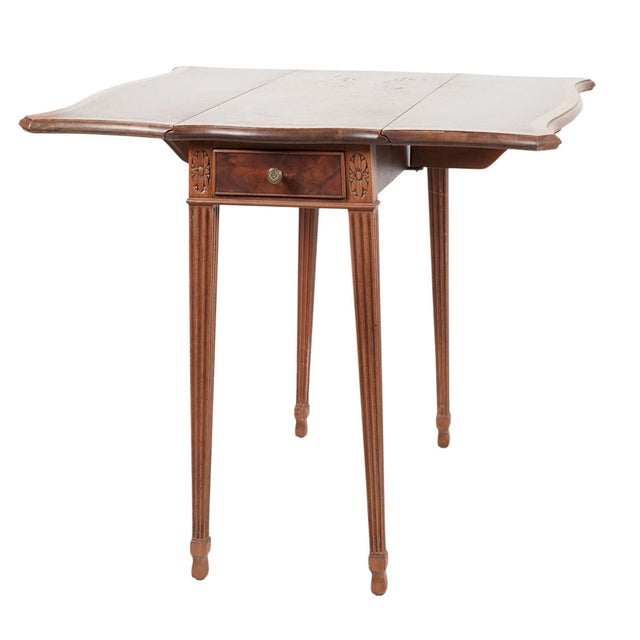 English English Hepplewhite Style Inlaid Mahogany Pembroke Drop-Leaf Table With Satinwood Banding, Circa 1920–1940 For Sale - Image 3 of 7