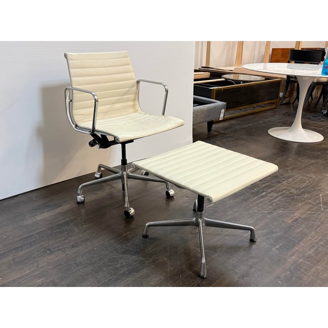 Mid-Century Modern Charles + Ray Eames for Herman Miller Eames Aluminum Group Management Chair + Ottoman Set For Sale - Image 3 of 12