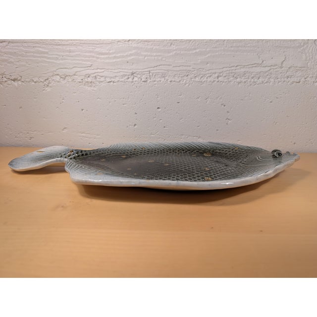Contemporary 1979 Vintage Rosalie and Tom Nadeau "Blackback Flounder" Ceramic Fish Platter - 18.75" For Sale - Image 3 of 15
