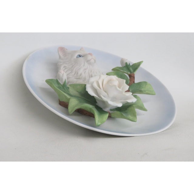 Figurative Main Aisle 3d White Persian Cat and Roses 1990 Decorative Collectors Plate 4837b For Sale - Image 3 of 15
