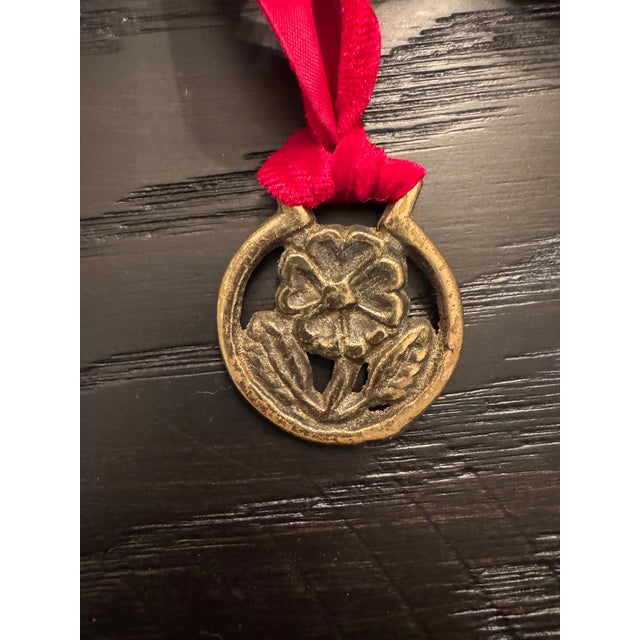 This vintage English horse brass ornament is a timeless example of traditional craftsmanship. The beautifully cast brass...