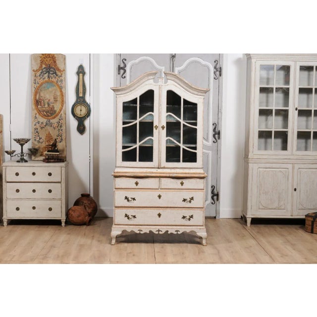 Rococo Style 1850s Swedish Light Grey Painted Bonnet Top Vitrine Cabinet For Sale In Atlanta - Image 6 of 12