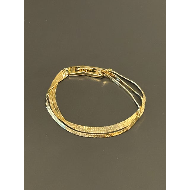 Gold Vintage Monet Gold-Tone Multi-Strand Flat Weave Chain Bracelet – Iconic 1970s/1980s Statement Jewelry For Sale - Image 8 of 13