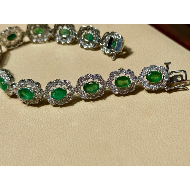 10 Carat Natural Brazilian Emerald & Diamond Tennis Bracelet 14 Karat Gold For Sale - Image 4 of 18