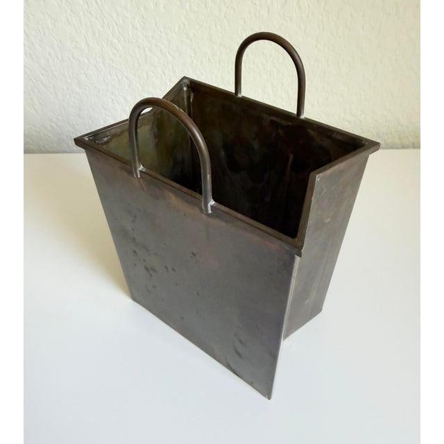 Presenting a vintage mid-century modern Italian brass shopping bag sculptural vase. Produced in the 1960s and 1970s, these...