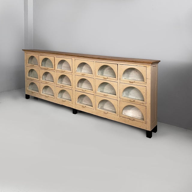 Italian large chest of drawers in wood and glass, 1930s Chest of drawers with a rectangular wooden top. The front features...