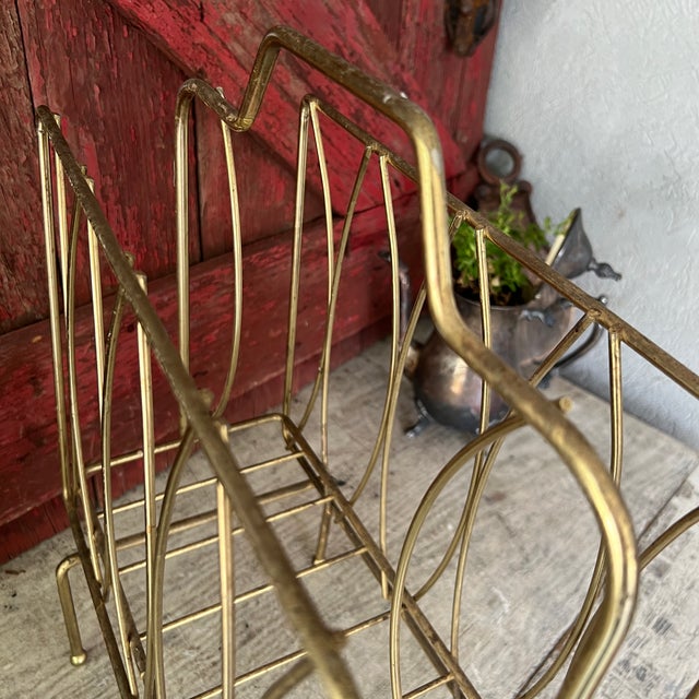 Mid-Century Modern Vintage Brass Magazine Rack With Mid-Century Modern Design Wire Frame For Sale - Image 3 of 13