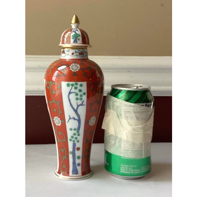 This exquisite vintage Herend porcelain urn features the striking “Siang Rouge” Red Dynasty pattern, hand-painted in rich...