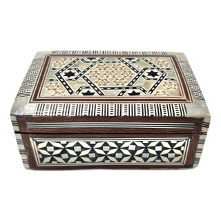 Vintage Anglo-Indian Mosaic Inlay Jewelry Box – Moorish Mother of Pearl Trinket Casket For Sale