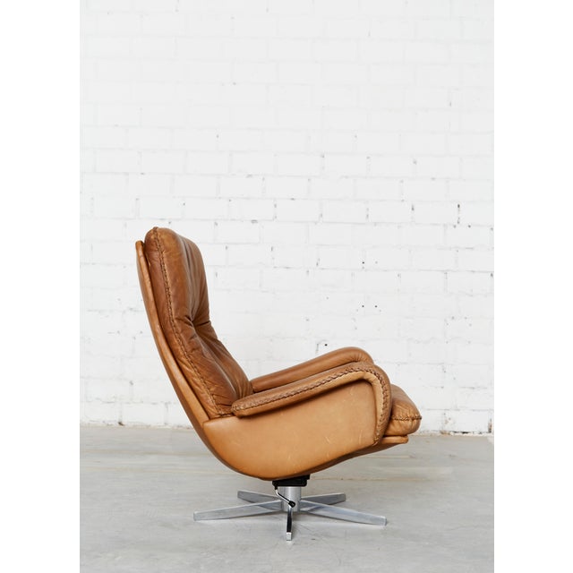 Impressive armchair by De Sede from the 1970s. Swivel and with a rocking mechanism. The design was made world-famous by...