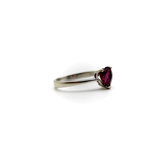 1990s 18k White Gold Heart Shaped Garnet Ring, Size 7.5 For Sale In Los Angeles - Image 6 of 8