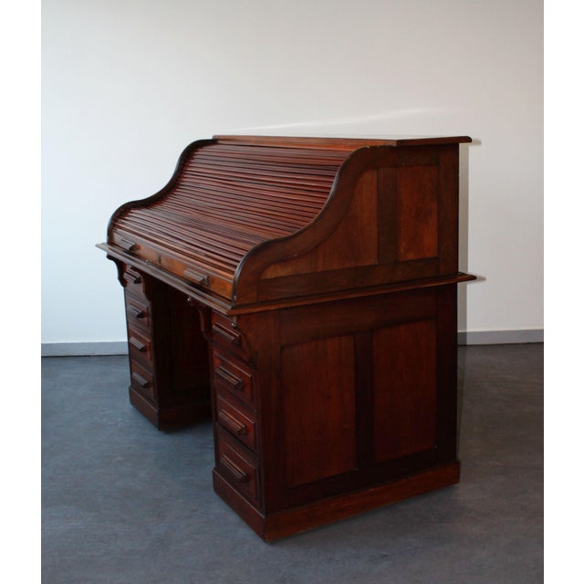 A classic American-style roll-top desk in solid oak with a mahogany veneer, combining elegance and functionality. It...