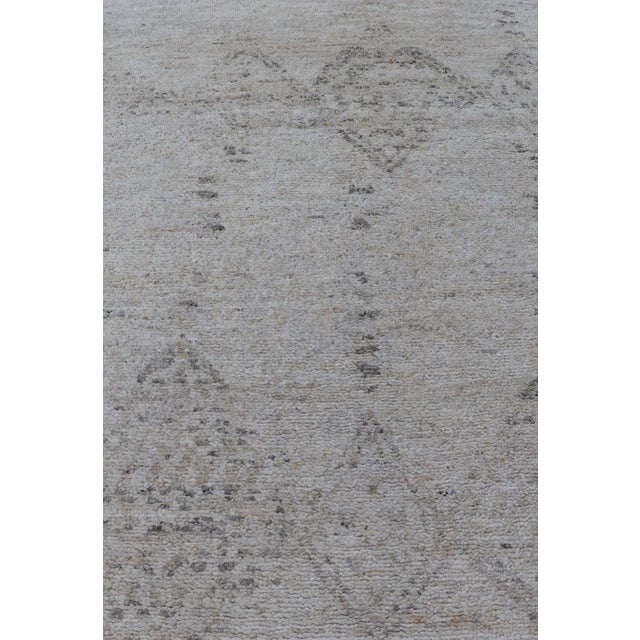 Hand Knotted Neutral Modern Gallery Runner With Tribal Diamond Design in Light Gray For Sale - Image 9 of 13