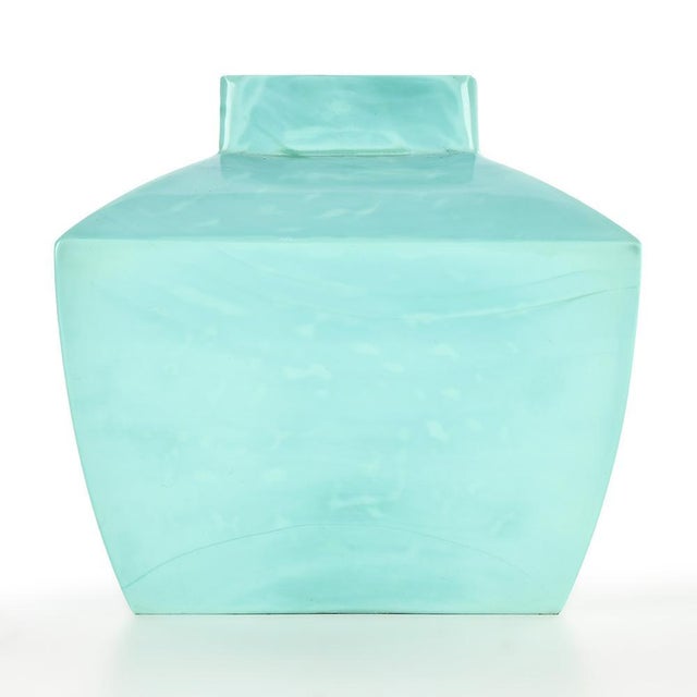 This square-shaped ceramic vase, with a height and diameter of 18 cm, seduces with its modern silhouette and its light...