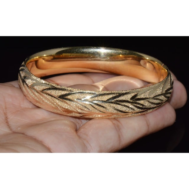 Early 21st Century Gorgeous 14k Solid Gold Engraved Leaves Stacking Bangle Bracelet For Sale - Image 5 of 13