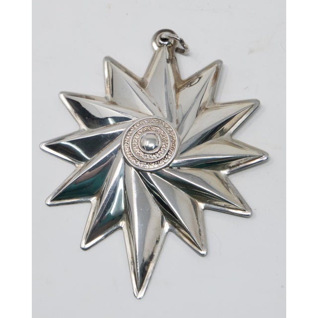 Offering this stunning Lunt Sterling spiral star ornament from 1999. Starting in the center with a bullseye with punch...