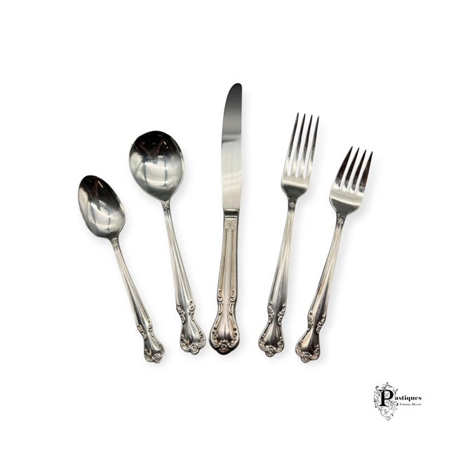Rogers Bros. Vintage Rogers Bros International Silver 1881 Arbor Rose Pattern Traditional Style Silverplate Flatware - Set of 46 For Sale - Image 4 of 7