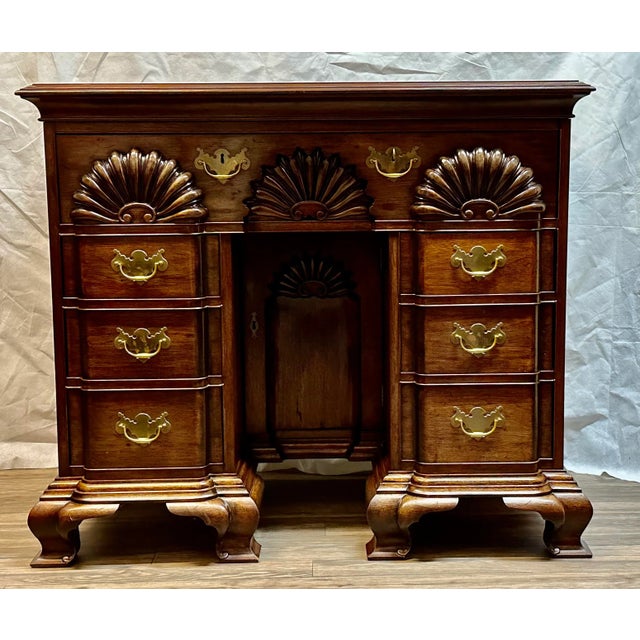 1970s Newport Rhode Island Style Kneehole Bureau. For Sale - Image 13 of 13