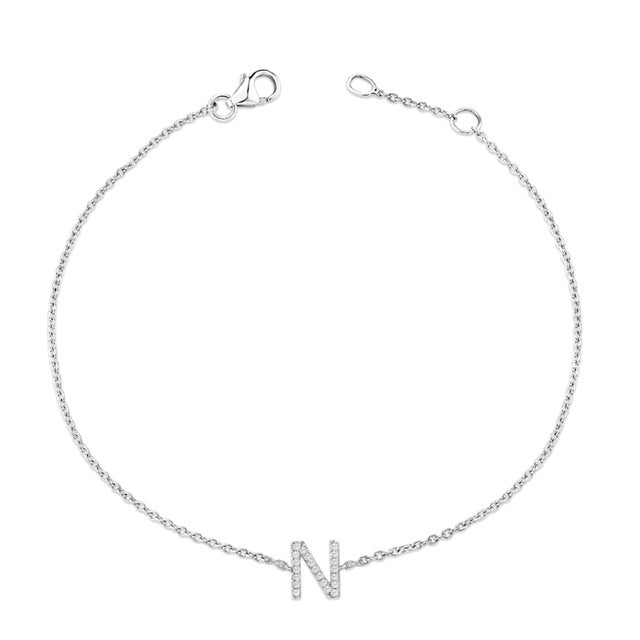 Immerse yourself in the understated elegance of this 10K white gold bracelet, rhodium-plated for an enrapturing shimmer...