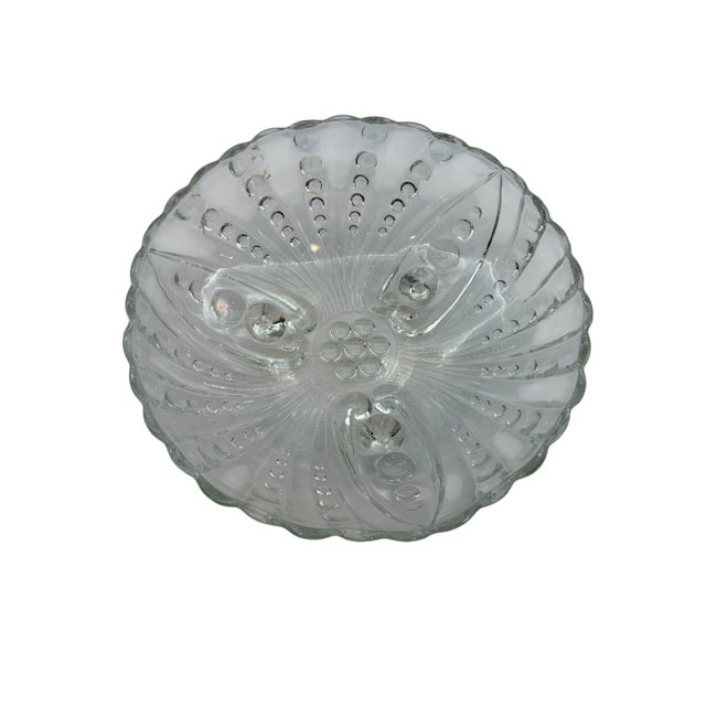 This serving bowl, manufactured by Anchor Hocking, features their oyster and pearl pattern. Crafted in the mid-20th...