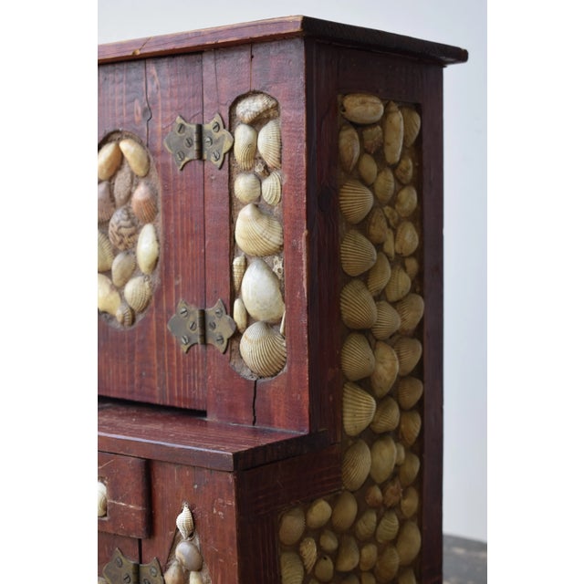 Early 20th Century Antique Folk Art Coquillage Tabletop Cabinet, Circa Early 20th Century For Sale - Image 5 of 17