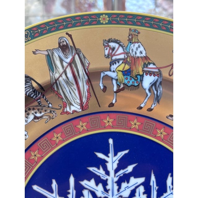 Gold Versace for Rosenthal Porcelain 12 Inch “Cortège De Noel” Christmas Plate For Sale - Image 8 of 10