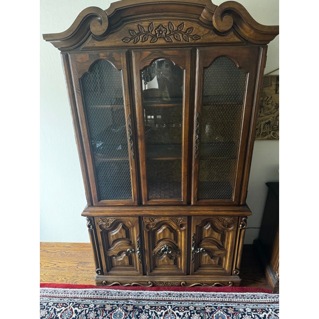 Late 20th Century Vintage French Provincial / Louis XV-Style Oak China Cabinet For Sale - Image 5 of 5