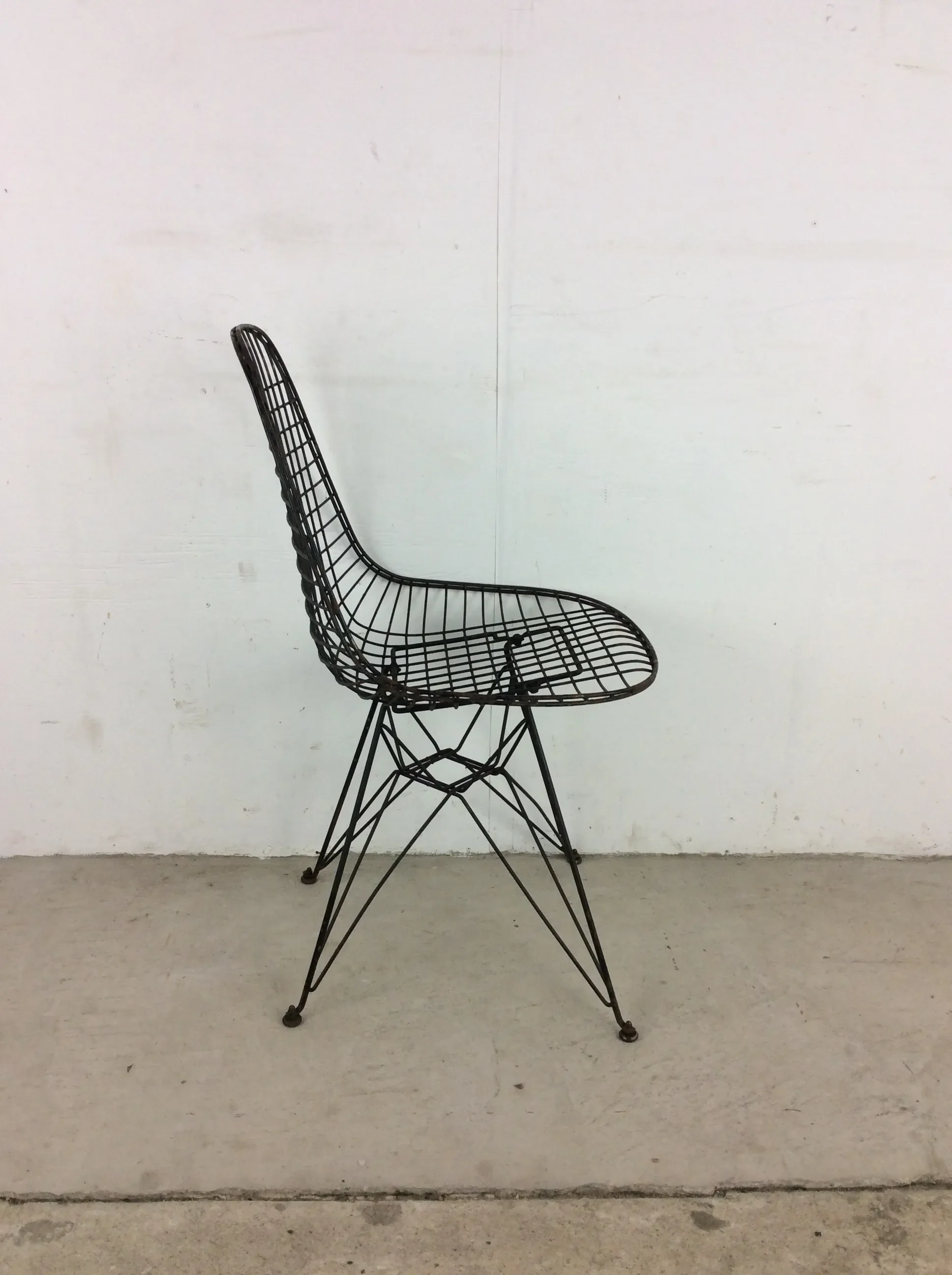 モダニカ Eiffel Base 1st model Case Study® Fiberglass Eiffel Chair Base – Modernica