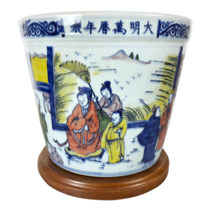Chinese Porcelain Wucai Urn