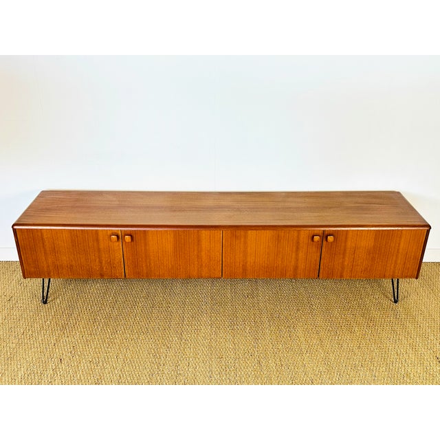 Mid-Century Modern Low Scandinavian Teak Sideboard with 4 Doors and Hairpin Legs, 1960 For Sale - Image 3 of 17
