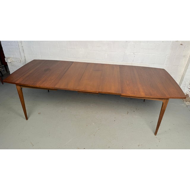 Wood Mid-Century Modern Expanding Walnut Dining Table by Broyhill For Sale - Image 7 of 12
