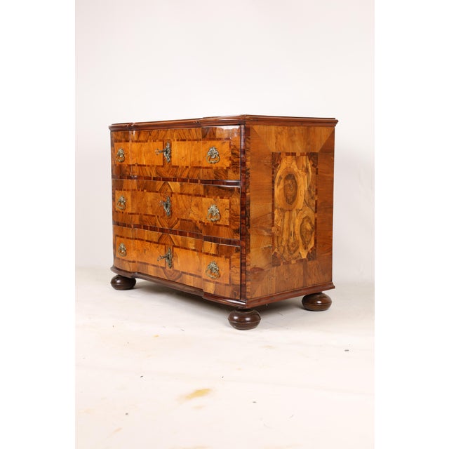 Late 18th Century Baroque Chest of Drawers in Walnut, Braunschweig, Germany, 1780 For Sale - Image 5 of 14