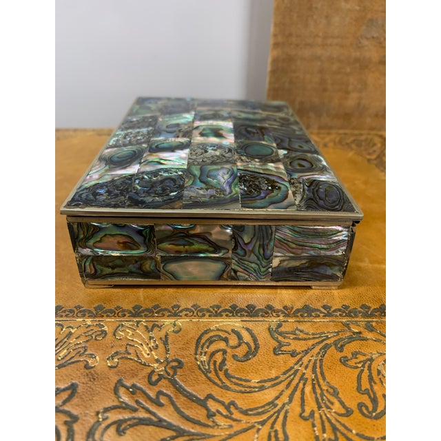 1950s Vintage Mid 20th Century Mexican Silver & Patchwork Rainbow Abalone Shell Covered Box For Sale - Image 5 of 6