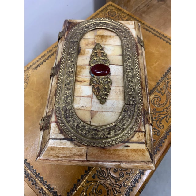 Mid 20th Century Vintage Large Bone Box With Hammered Brass Fittings & Center Medallion For Sale - Image 4 of 8