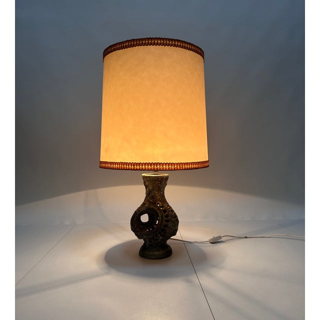 This large high quality table lamp was manufactured by Walter Gerhards in West Germany during the 1960s. Its sculptural...