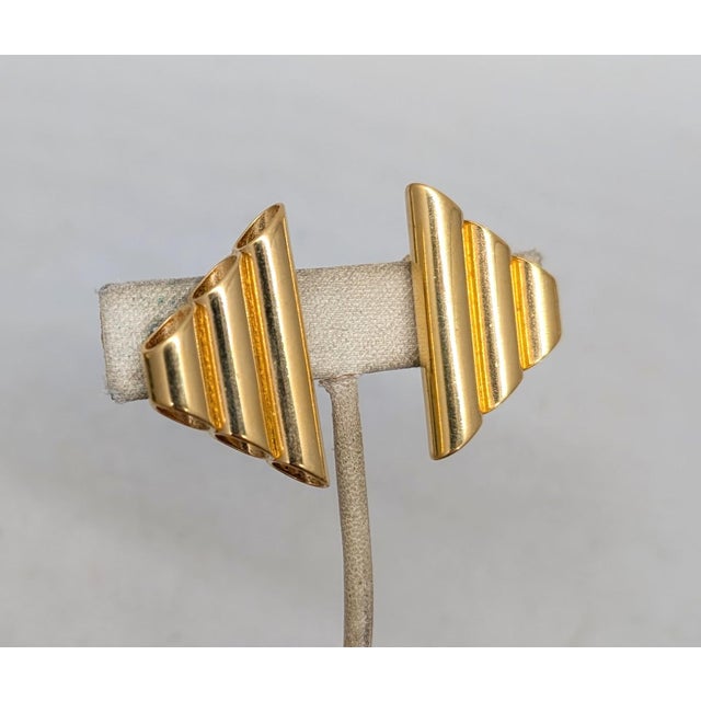 Mid to late 1960s goldtone three graduated tubes clip and adjustable screw back earrings. Marked "NAPIER©" on the clips....