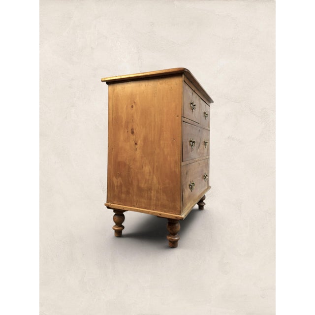 Wood 19th Century English Victorian Pine Chest of Drawers With Turned Bun Feet For Sale - Image 7 of 10
