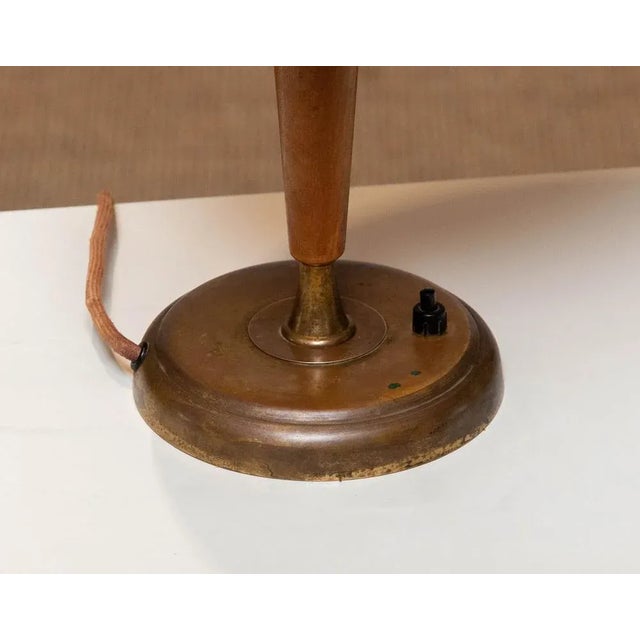 Brass and Elm Table Lamp in the style of Harald Elof Notini for Böhlmarks, 1940s For Sale - Image 9 of 11