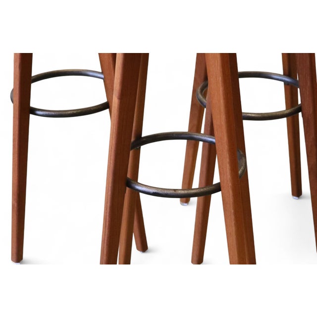 Danish bar stool/bar stool in teak with a round seat. The stool has long, elegant teak legs that accentuate the contours...