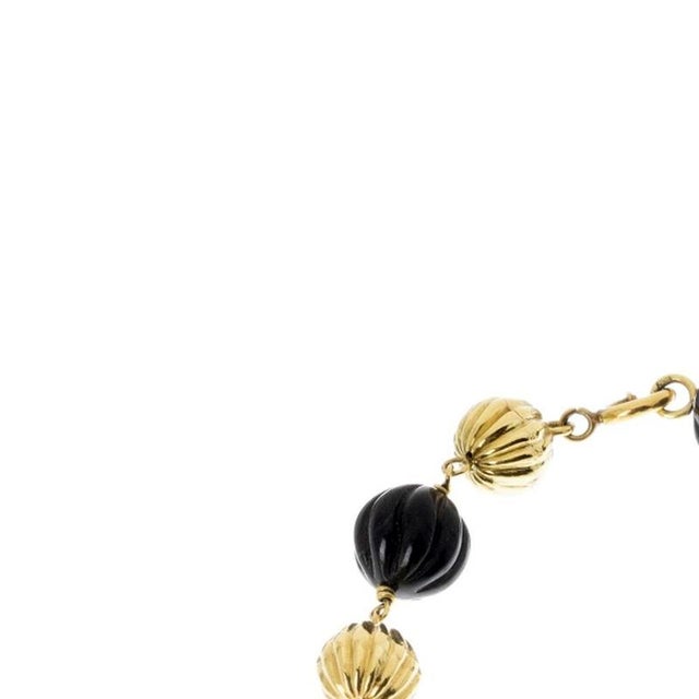 Joais - Bracelet with beads and 19.2K gold. Portuguese, 20th century; composed of smooth lapis lazuli beads of 11.5 mm...