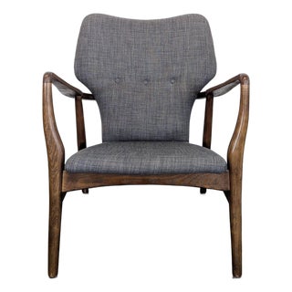 Mid-Century Modern Lounge Chair With Wooden Frame and Grey Upholstery For Sale
