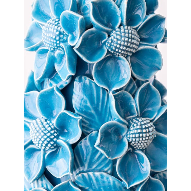 Mid-Century Modern Hand-Carved Turquoise Floral Ceramic Table Lamp with Silk Lampshade from Manises, Spain, 1960s For Sale - Image 3 of 16