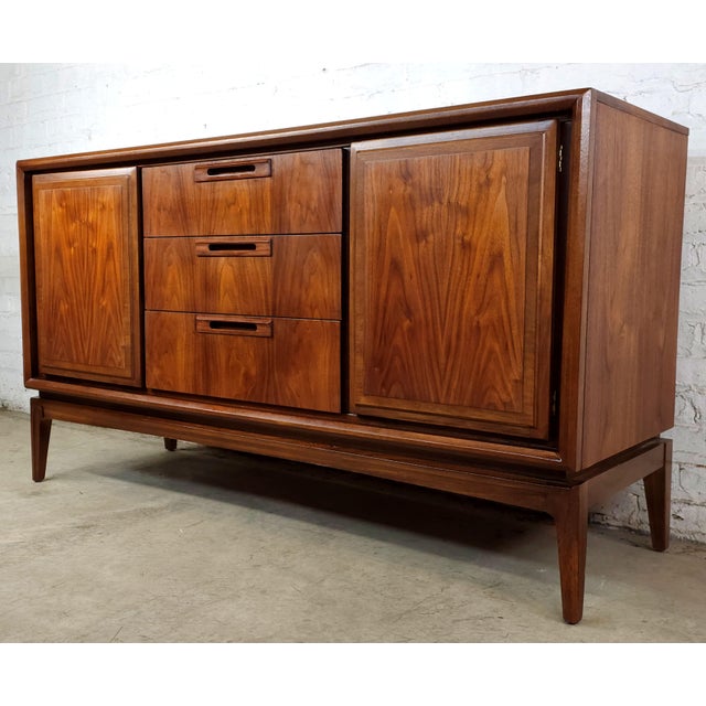 Beautiful original mid century modern credenza / buffet, by the popular 60s cabinet maker, United Furniture. It's design...