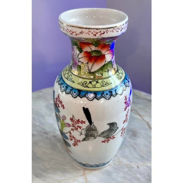 Chinoiserie Porcelain Vases, a Complementary Pair For Sale - Image 11 of 14