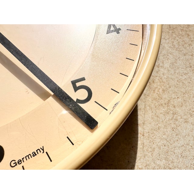 Quartz Wall Clock Type Abk 31 No. 4781 in Plastic by Dietrich Lubs for Braun Ag, Germany, 1980s For Sale - Image 6 of 9