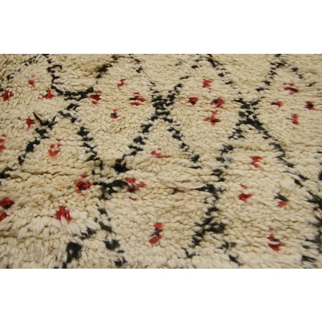 Beige Vintage Berber Moroccan Azilal Rug - 05'05 X 09'05 For Sale - Image 8 of 9