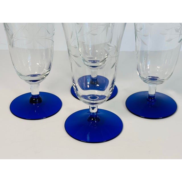 Vintage 1960s Cobalt Footed & Floral Etched Clear Water Stems, Set of 4 For Sale - Image 4 of 5