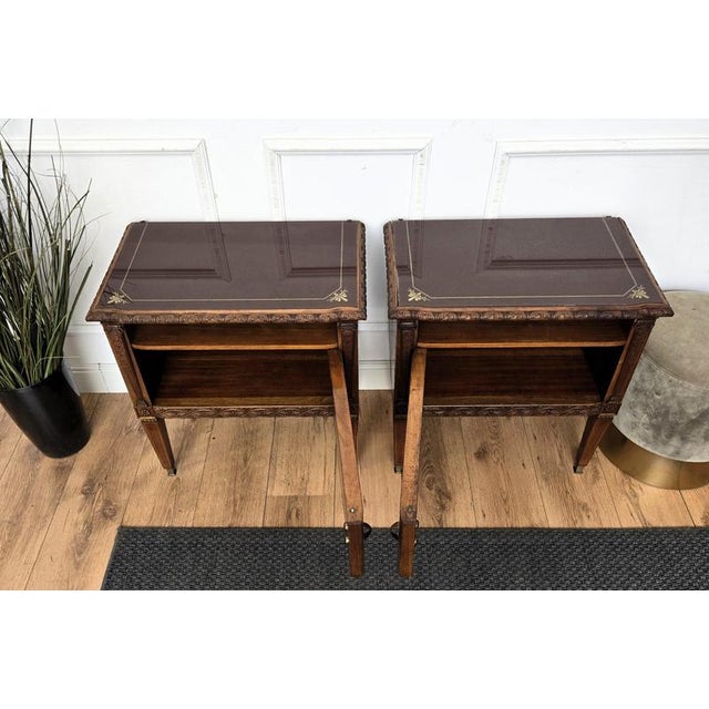 Mid-Century Italian Art Deco Style Nightstands in Walnut with Glass Tops, 1950s, Set of 2 For Sale - Image 9 of 12