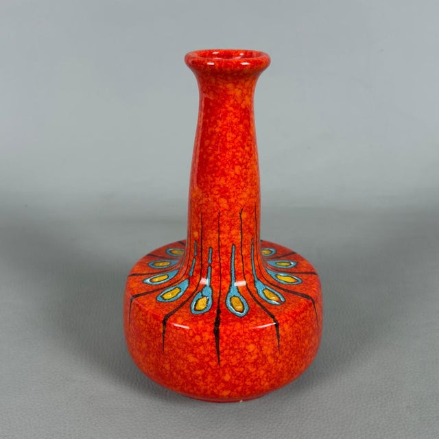 A refined and unique collector's piece, an iconic expression of avant-garde Italian ceramics. A bold design, ideal for...